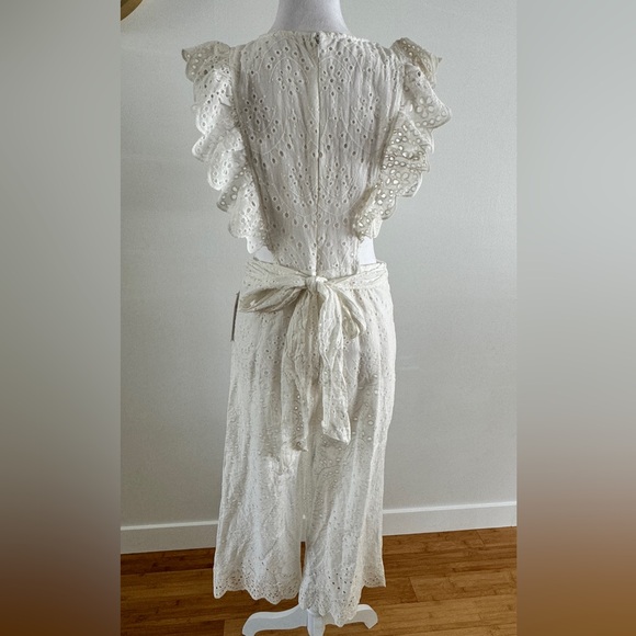 New ELEGANT WHITE LACE JUMPSUIT CUT OUT WITH BAND SLEEVE DETAILED - Picture 8 of 11